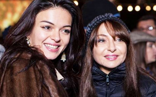 nergiz-pasayeva-qizlari-ile-fevvareler-meydaninda-