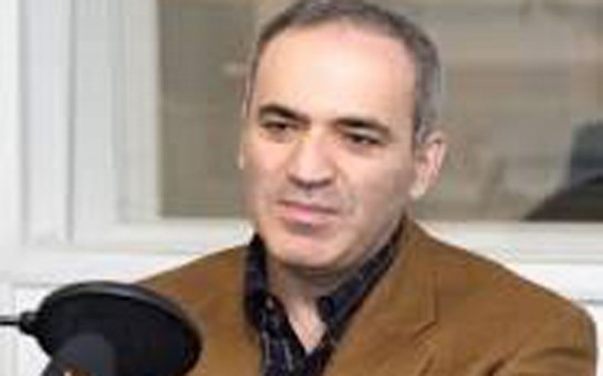 harri-kasparov-vuqar-hesimovun-ailesine-bassagligi-verdi