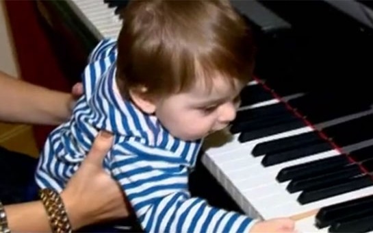 azerbaycanli-mugenninin-11-ayliq-oglu-piano-caldi-