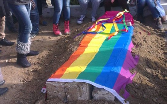 homoseksual-gencin-defn-merasiminde-qalmaqal-