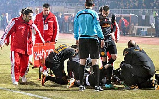 ayagi-qirilan-futbolcu-emeliyyat-olundu