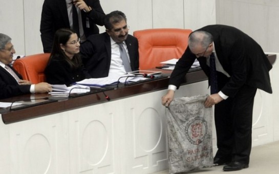 deputat-parlamente-bir-kise-komurle-geldi-