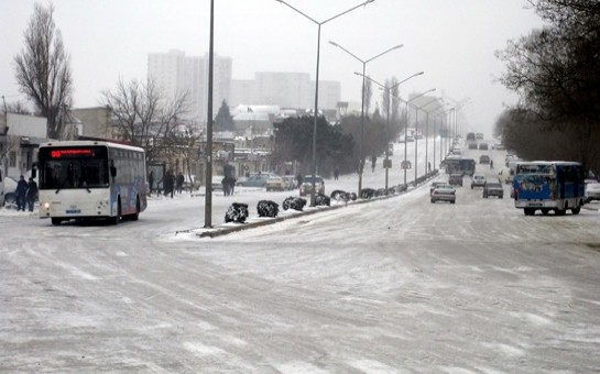 azerbaycana-yarim-metrden-cox-qar-yagdi-