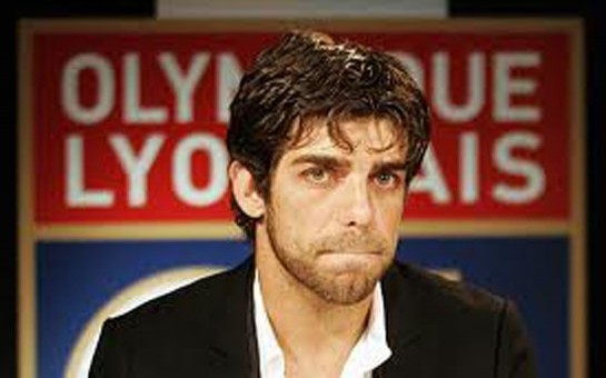 meshur-futbolcu-karyerasini-bitirdi-