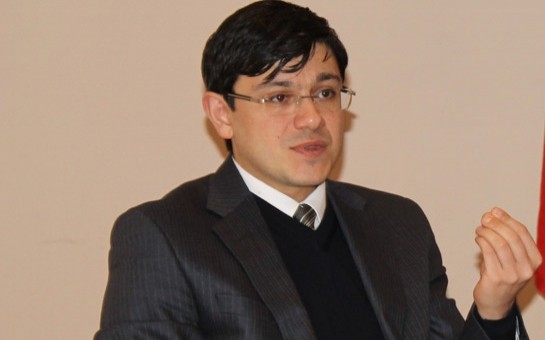 deputat-neftci-genclerle-gorusdu