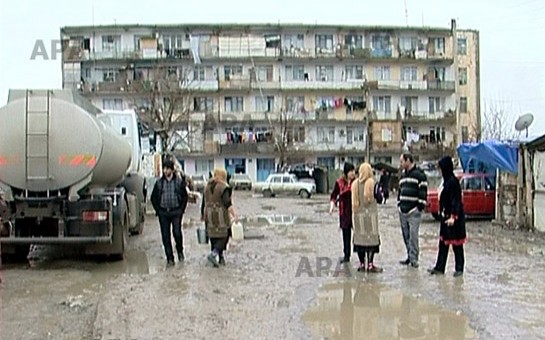 zelzele-iki-yasayis-binasini-qezali-veziyyete-saldi-