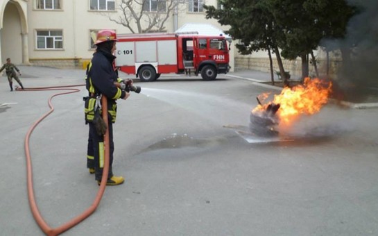 fovqelade-hallarda-ozunu-nece-aparmali