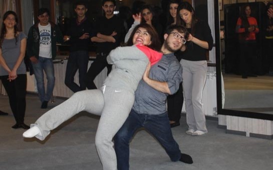sou-biznesin-ulduzlari-hind-reqsi-oyrenir-