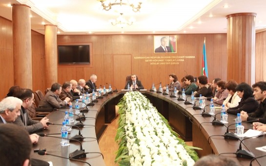 azay-quliyev-qarabag-movzusu-uzre-maliyyelesdirilmis-rehberlerle-gorusub-