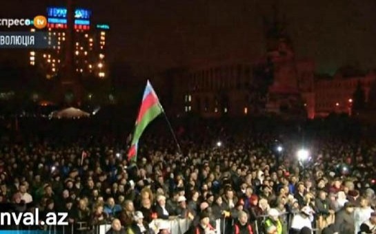 azerbaycan-bayragi-kiyevin-musteqillik-meydaninda-