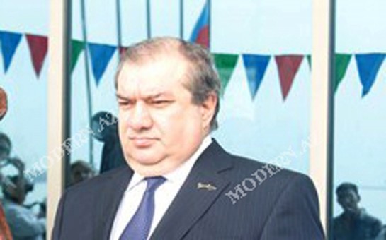 isden-cixarilan-nazir-muavini-kresloda-otura-bilmedi-