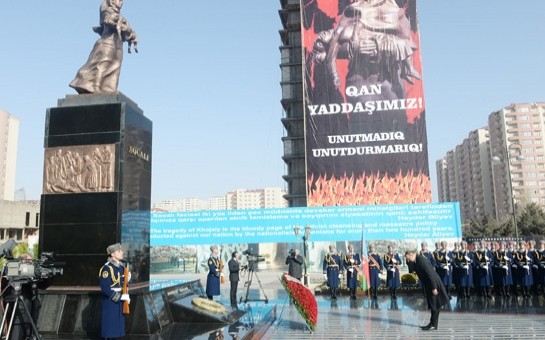 ilham-eliyev-xocali-abidesini-ziyaret-etdi-