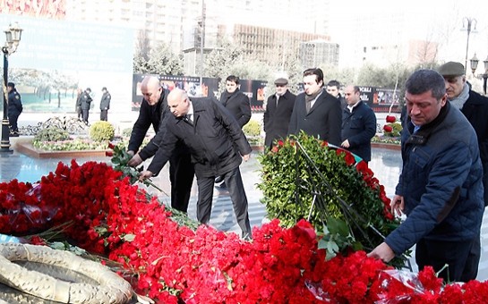 affa-numayendeleri-xocali-abidesini-ziyaret-etdiler