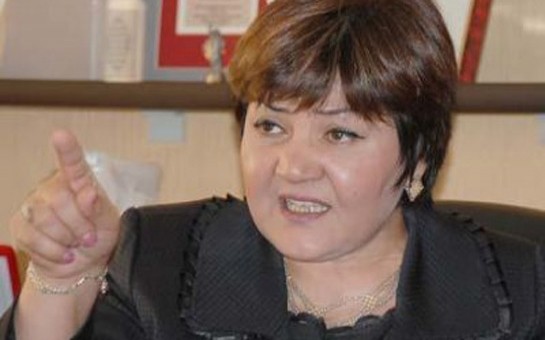 milletin-gozu-qabaginda-salvarini-cixarib