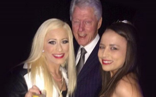 klintonun-bu-qizlarla-fotosu-qalmaqal-yaratdi-