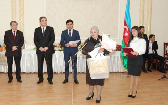 icra-bascisi-millet-vekili-ile-qadinlari-mukafatlandirdi-