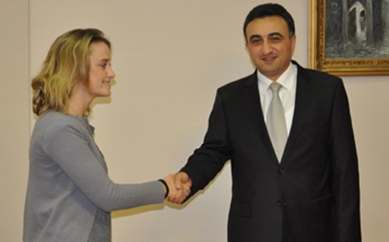 fransali-huquqsunas-azerbaycanli-hemkarlari-ile-gorusub
