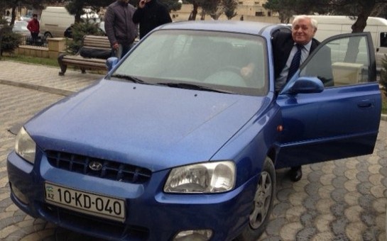 daha-bir-deputat-qeyri-adi-masini-ile-