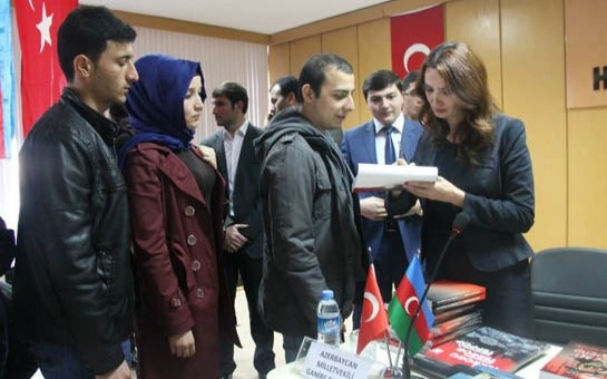 qenire-pasayeva-hemmuellifi-oldugu-kitablari-turkiyede-teqdim-etdi