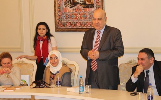 anar-ve-cingiz-abdullayev-genc-saireler-forumunun-istirakcilari-ile-gorusub
