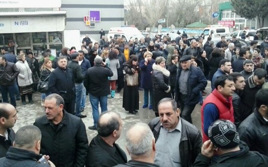 yanan-univermagin-qarsisinda-izdiham-