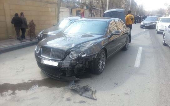 bakida-250-min-dollarliq-bentley-qezaya-dusdu-