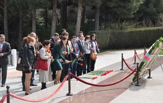 gurcustanlilar-sehidler-xiyabanini-ziyaret-edibler-