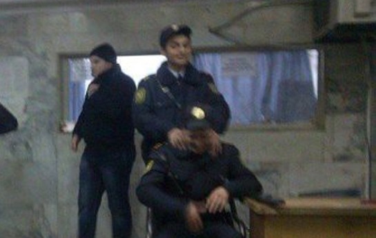 polislerin-bu-fotosuna-gore-nezaret-guclendirildi-