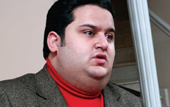 kimse-axsam-axsam-tort-yemek-isteyib-