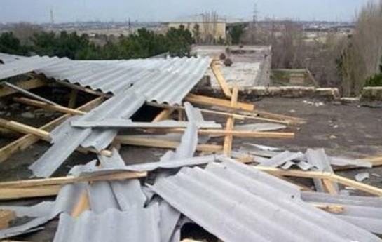 bakida-kulek-binanin-dam-ortuyunu-qoparib