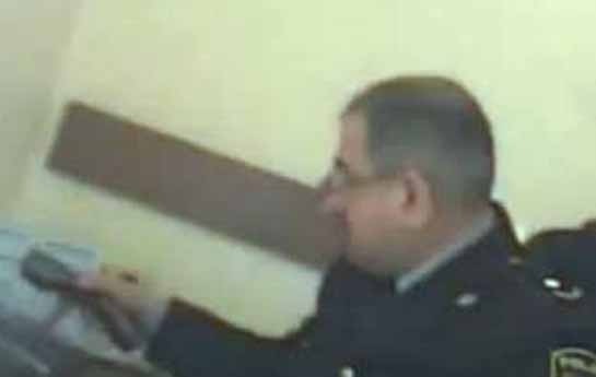 azerbaycanda-polis-rusvet-alarken-goruntulenib-