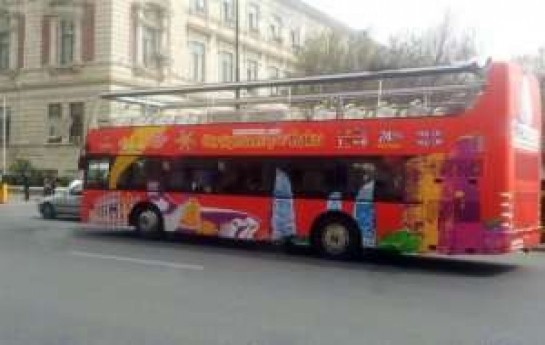 bakida-ikimertebeli-avtobuslar-