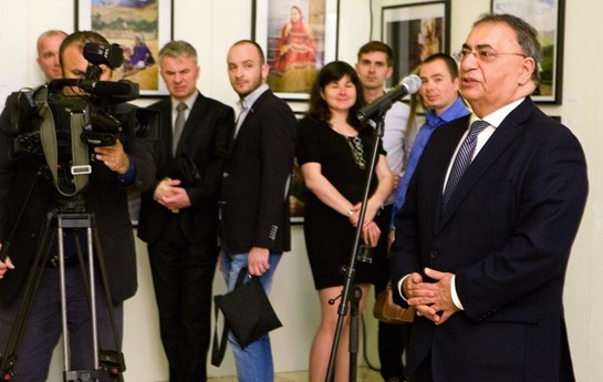 asim-mollazade-bratislavada-azerbaycan-medeniyyeti-ve-tolerantliq-eneneleri-barede-danisib