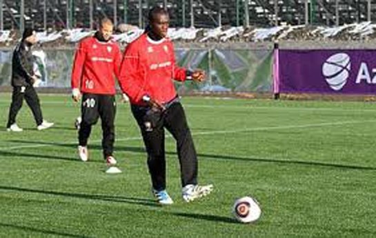 qebele-futbolcusunu-qovdu