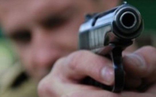 yol-polisi-saxladigi-avtomobilde-tapanca-tapdi