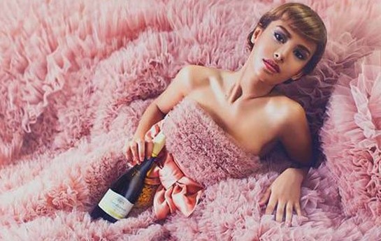 daha-bir-azerbaycanli-model-ecnebiye-ere-gedir-