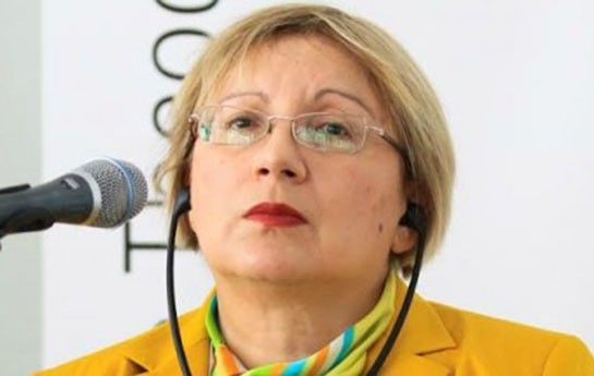 qadini-ayaqyolunda-gormek-