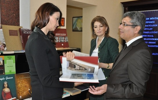 tovuza-yuzlerle-kitab-hediyye-edildi