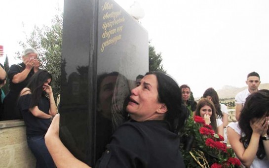 flora-kerimova-qetle-yetirilen-vusal-sildere-mahni-hesr-etdi-