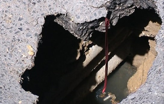 bakida-daha-bir-yolun-asfalt-beton-ortuyu-cokdu