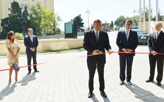 ilham-eliyev-kitabxananin-ilk-oxucusu-oldu-