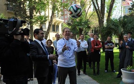 abs-sefiri-futbolcularla-bir-arada-