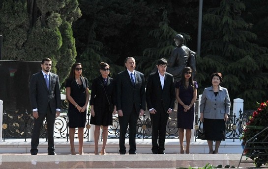 prezident-ailesiyle-fexri-xiyabanda-