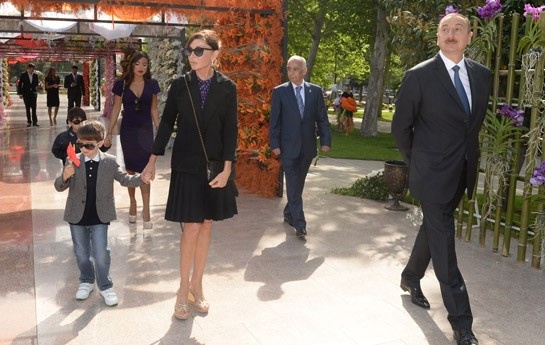 prezident-ailesi-gul-bayraminda-