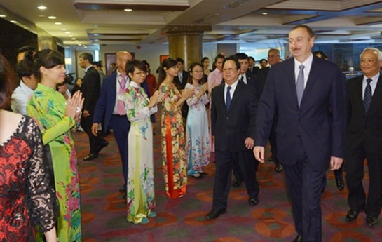 ilham-eliyev-bakida-oxumus-vyetnamlilarla-gorusdu