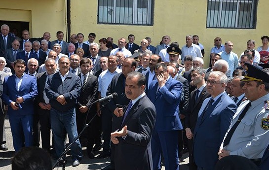 elmar-veliyev-seyyar-qebul-kecirib-