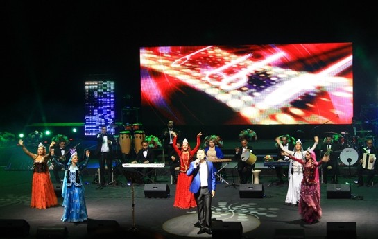 elton-ve-sevdanin-xeyriyye-konserti-bas-tutdu-