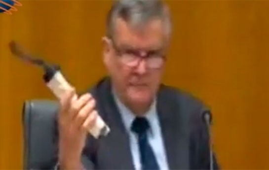 senator-parlamente-bomba-ile-daxil-oldu-