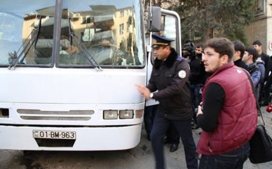 daha-bir-sernisin-avtobusu-qezaya-dusdu-