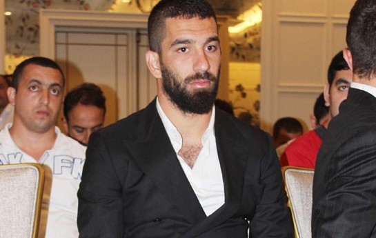 arda-turan-bakida-corabsiz-qaldi-